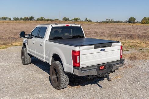 غطاء سرير شاحنة قابل للسحب من Rough Country، أغطية تونيو للشاحنة لسيارة Ford F-250/350 Super Duty (2017-2024) - غطاء سرير شاحنة مقاوم للطقس 6'10، غطاء سرير قابل للسحب in Saudi Arabia