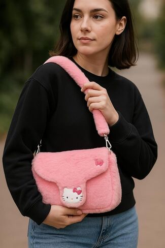 Sanrio Hello Kitty Purse حقيبة يد للنساء | الفراء الفراء الكتف الكتف الكتف حقيبة حقيبة مع لوحة معدنية | إكسسوارات Hello Kitty للفتيات والفتيان والبالغين والجنسين in Saudi Arabia