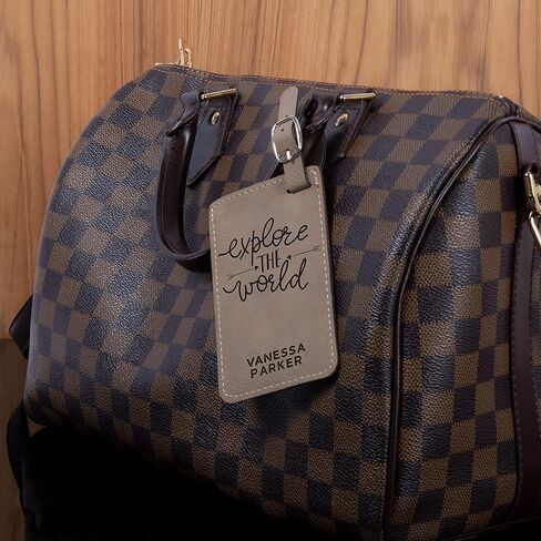 اسم شخصية الأمتعة علامات W حزام | 11 لون - 15 تصميم | هدايا المسافر الجلدية المحفورة للنساء والرجال والأطفال. علامات أمتعة مخصصة مخصصة لشهر العسل - هدايا عيد الميلاد للمسافرين in Kuwait