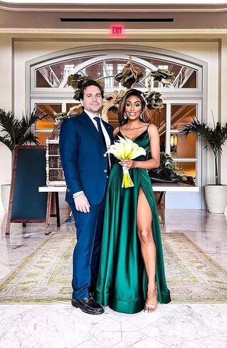 Women's Spaghetti Strap Satin Prom Dresses with Slit Long Ball Gown Sleeveless V-Neck Formal Evening Dresses in Kuwait