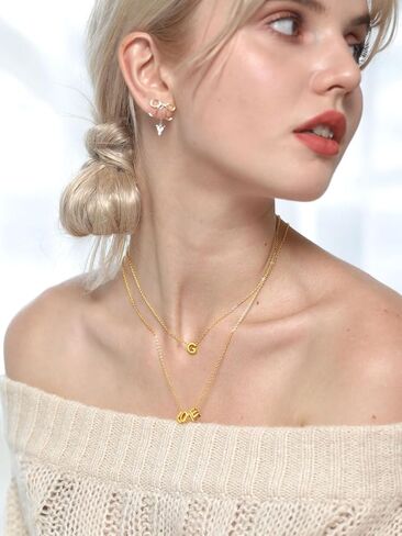 قلادات FindChic Dainty الأولية للنساء مطلية بالبلاتينيوم/مطلية بالذهب قلادات بأحرف صغيرة هدايا عيد ميلاد لابنتها الأم Gf، مع صندوق هدايا in Kuwait