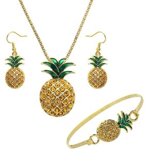 مجموعة مكونة من 3 قطع من الأناناس وقلادة وسوار وأقراط مع صندوق هدايا in Kuwait