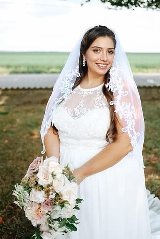 Lace Bridal Veil Pearl Wedding Veils,Short Veil 2 Tier Fingertip Length Metal Comb for Women in Saudi Arabia