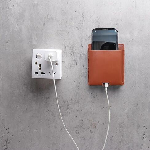 قطعتان من حامل جهاز التحكم عن بعد، حامل الهاتف الخلوي القابل لإعادة الشحن مع فتحة، منظم مثبت على الحائط بدون حفر، حامل جهاز التحكم عن بعد من جلد البولي يوريثان البني للمنزل والمكتب بجانب السرير والقرطاسية in Kuwait