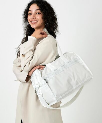 حقيبة LeSportsac Spectator Azure Deluxe متوسطة الحجم لعطلة نهاية الأسبوع، طراز 4318/لون E871، أزرق محيطي ساحر وأبيض ناصع يوحدان الهدوء والصفاء، طراز Spectator بحزام/زخرفة بلونين in Kuwait