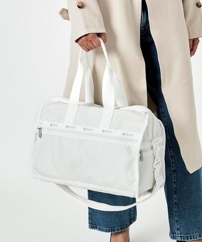 حقيبة LeSportsac Spectator Azure Deluxe متوسطة الحجم لعطلة نهاية الأسبوع، طراز 4318/لون E871، أزرق محيطي ساحر وأبيض ناصع يوحدان الهدوء والصفاء، طراز Spectator بحزام/زخرفة بلونين in Kuwait