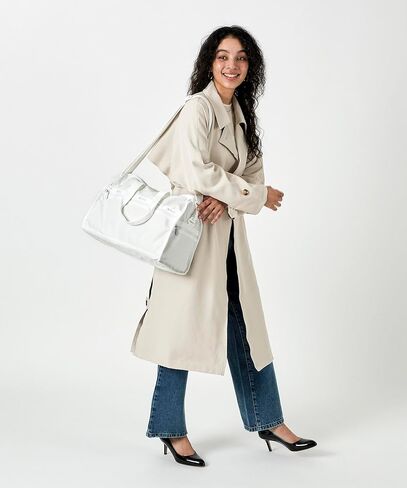 حقيبة LeSportsac Spectator Azure Deluxe متوسطة الحجم لعطلة نهاية الأسبوع، طراز 4318/لون E871، أزرق محيطي ساحر وأبيض ناصع يوحدان الهدوء والصفاء، طراز Spectator بحزام/زخرفة بلونين in Kuwait