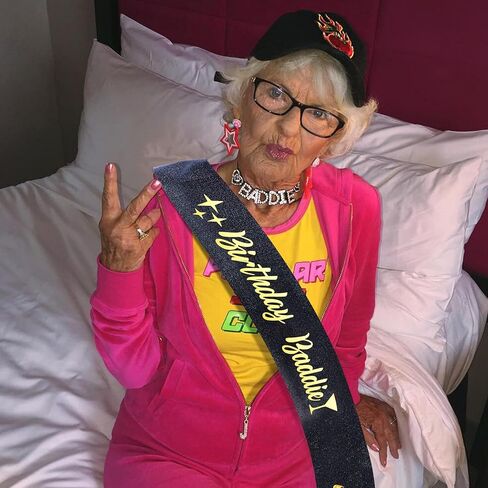 عيد ميلاد Baddie Sash for Women Girls - Black Glitter with Gold Foil Birthday Girl Sash Funder Birthday Party Form in Kuwait