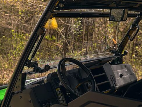 Superatv Heavy Duty Fluck Flip Hindshield لعام 2018+ John Deere Gator XUV 835E ، 835 مترًا ، مصنوع من 1/4 بوصة من البولي الكربوني السميك الذي يبلغ 250X أقوى من الزجاج ، الولايات المتحدة الأمريكية المصنوعة in Saudi Arabia