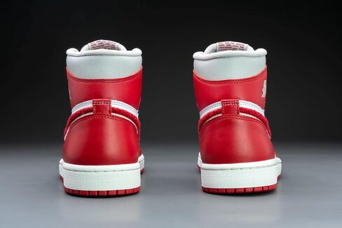 حذاء نسائي من NIKE Air Jordan 1 Retro Hi Og مقاس - 7 أسود/أحمر جامعي-أبيض in Kuwait