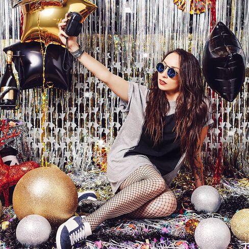 2PCS Gold Glitter Paper Star Garland, 78 Inches Long Sparkling Golden Stars Banners, Hanging Decorations for 2024 New Year Graduation Wedding Baby Shower Birthday Christmas Party Decor in Kuwait