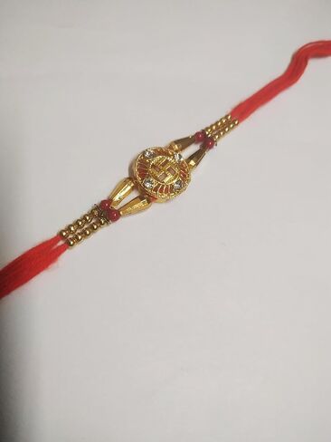 Rakhi for Brother - مجموعة هدايا صليب معقدة يدويًا | Bhaiya Bhabhi التقليدية Kundan Floral Rakhee ، الخيط الأحمر مطرز ، بيرل آند ستون تزيين | راكشاباندهان سوار أخت أخي in Saudi Arabia