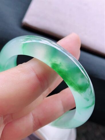 سوار الإسورة الجادي البورمي الطبيعي للنساء ، الجليد العائم من الزهرة الأخضر الأساور المجوهرات مع الشهادة (الحجم: 54 مم-55 ملم) in Kuwait