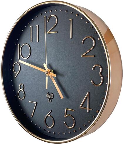 الوقت الذري التناظرية ساعة الحائط | 12 "إطار مطلي بالذهب ومصقول ، يضع الوقت تلقائيًا | حركة الكوارتز | تشغيل البطارية | التصميم الكلاسيكي (أسود) in Kuwait