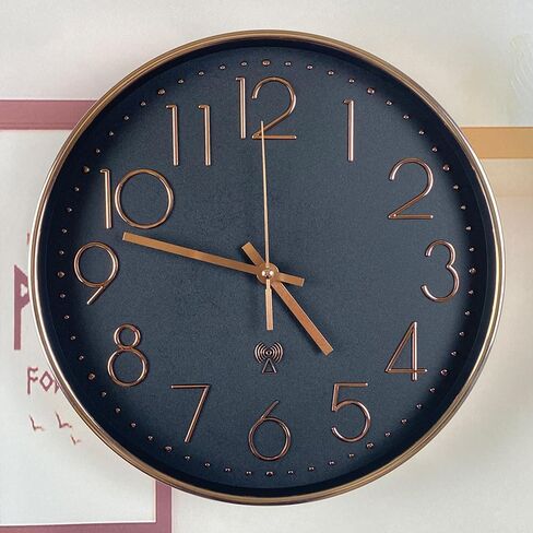 الوقت الذري التناظرية ساعة الحائط | 12 "إطار مطلي بالذهب ومصقول ، يضع الوقت تلقائيًا | حركة الكوارتز | تشغيل البطارية | التصميم الكلاسيكي (أسود) in Kuwait