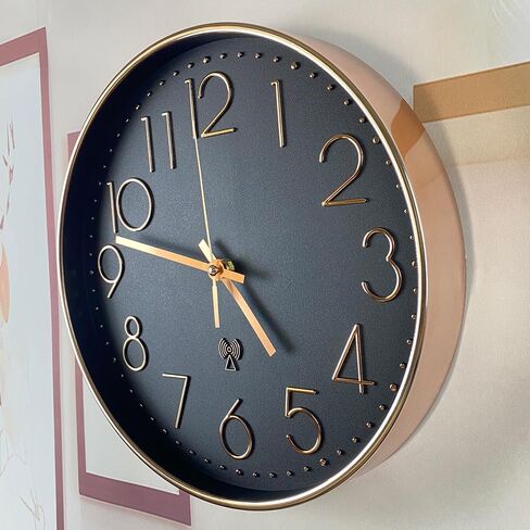 الوقت الذري التناظرية ساعة الحائط | 12 "إطار مطلي بالذهب ومصقول ، يضع الوقت تلقائيًا | حركة الكوارتز | تشغيل البطارية | التصميم الكلاسيكي (أسود) in Kuwait