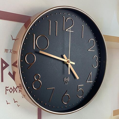 الوقت الذري التناظرية ساعة الحائط | 12 "إطار مطلي بالذهب ومصقول ، يضع الوقت تلقائيًا | حركة الكوارتز | تشغيل البطارية | التصميم الكلاسيكي (أسود) in Kuwait