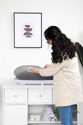 وسادة تغيير الحفاضات الإسفنجية للأطفال من أوبي، سهلة التنظيف، خفيفة الوزن، مقاومة للماء، تتضمن حزام أمان وقاعدة مضادة للانزلاق، رمادي داكن in Kuwait