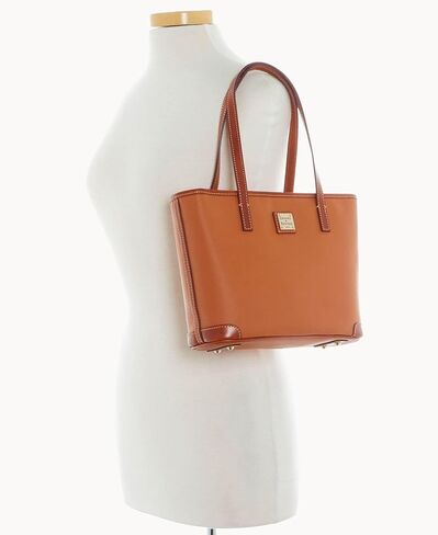 حقيبة يد Dooney & Bourke ، Kirby Small Charleston Shopper Tote in Kuwait