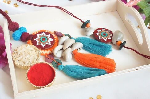 صندوق الهدايا راخي | صندوق هدايا مع زوجين قذيفة وزوجة شرابة Rakhi داخل + Roli و Chawal و Carding Card و Thali Set و Chocolates | شل راخي | عائق هدية راخي (زوجين ايليغانت راخي) in Saudi Arabia