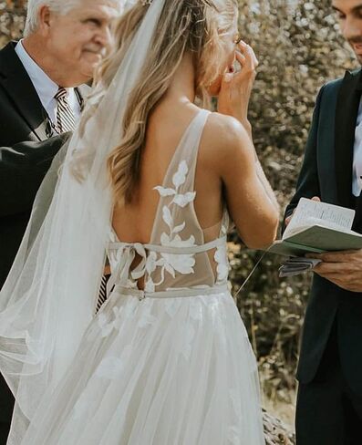 فستان زفاف من الدانتيل الزهور للنساء يغطس الشريط المخملي خط الطويل تول تولوي بويميان براديال الحزب الرسمي in Kuwait