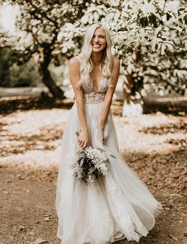 فستان زفاف من الدانتيل الزهور للنساء يغطس الشريط المخملي خط الطويل تول تولوي بويميان براديال الحزب الرسمي in Kuwait