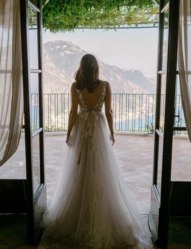 فستان زفاف من الدانتيل الزهور للنساء يغطس الشريط المخملي خط الطويل تول تولوي بويميان براديال الحزب الرسمي in Kuwait