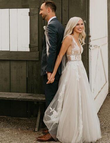 فستان زفاف من الدانتيل الزهور للنساء يغطس الشريط المخملي خط الطويل تول تولوي بويميان براديال الحزب الرسمي in Kuwait