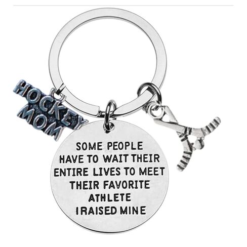 Hockey Mom keychain- يتعين على بعض الناس الانتظار طوال حياتهم لمقابلة لاعبهم المفضل ، لقد رفعت لي in Saudi Arabia