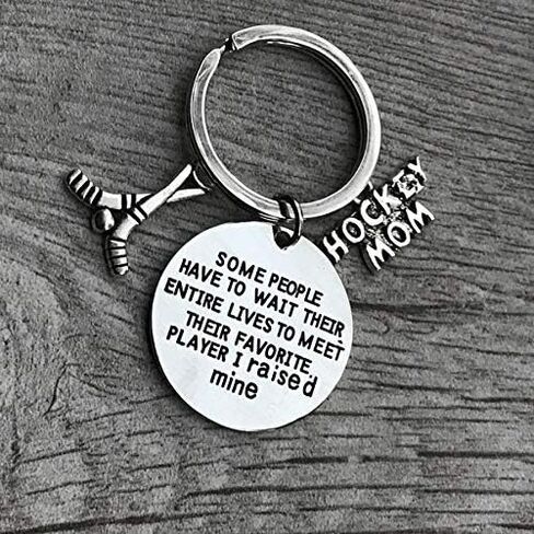 Hockey Mom keychain- يتعين على بعض الناس الانتظار طوال حياتهم لمقابلة لاعبهم المفضل ، لقد رفعت لي in Saudi Arabia