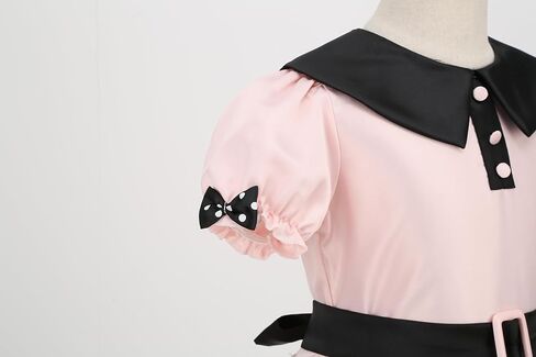 زي yolsun للفتيات باللون الوردي في فترة الخمسينيات مع وشاح مطبوع عليه نقاط بولكا in Kuwait