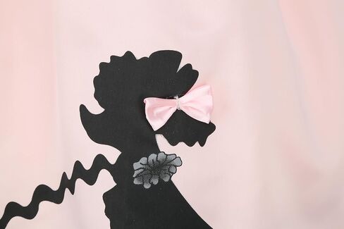 زي yolsun للفتيات باللون الوردي في فترة الخمسينيات مع وشاح مطبوع عليه نقاط بولكا in Kuwait