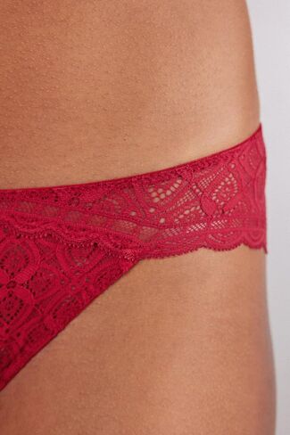 Woman's Lace Hipster Panties in Saudi Arabia