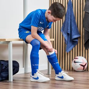 مجموعة Lion Kids لكرة القدم تتضمن جوارب للإمساك وواقيات صغيرة للساق وأكمام جورب - المجموعة المثالية للاعبي كرة القدم الشباب in Kuwait