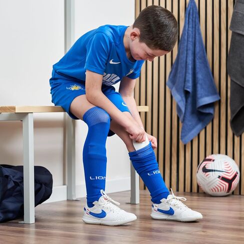 مجموعة Lion Kids لكرة القدم تتضمن جوارب للإمساك وواقيات صغيرة للساق وأكمام جورب - المجموعة المثالية للاعبي كرة القدم الشباب in Kuwait