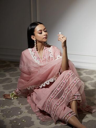 مجموعة كورتا بالازو للنساء بأكمام طويلة ملابس عرقية هندية ورقبة على شكل حرف V مطبوعة كورتي هندية للفتيات باللون الوردي in Kuwait