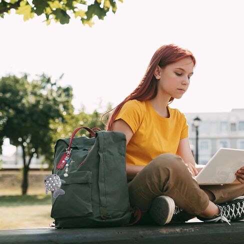 حوت أسماك القرش المحفظة المحفظة مفتاحية لطيفة من مجموعة عملة المفاتيح الفخمة مع سحر حقيبة حفاظ على سحاب. in Saudi Arabia