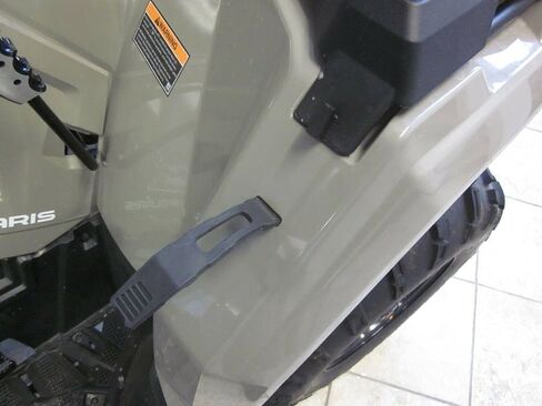 Polaris Sportsman 450 570 (2021 فقط) حزام مطاطية مزلاج التخزين الأمامي - 5438262 in Saudi Arabia