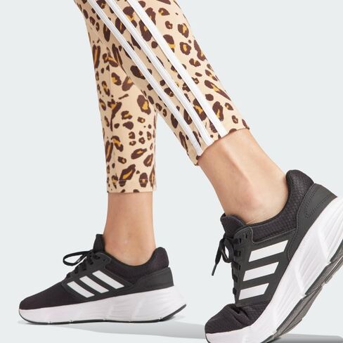 بنطال ضيق نسائي من adidas Essentials بطبعة حيوانات بثلاثة خطوط in Saudi Arabia