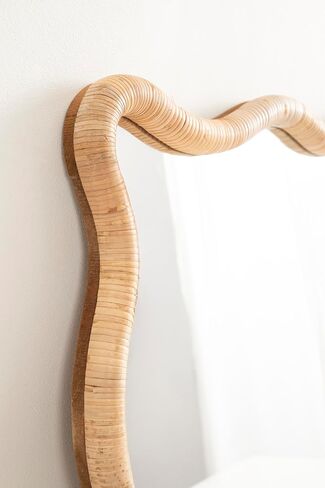 Kate and Laurel Rahfy Boho Restangle Rattan Wall Mirror ، 24 × 36 ، الخشب الطبيعي ، مرآة متموجة مستطيلة مزخرفة مع إطار راتان أصيل لزخرفة مرآة الحمام in Saudi Arabia
