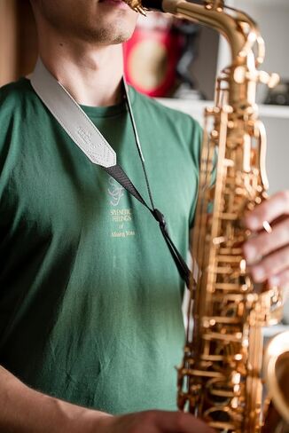 حزام الرقبة الساكسفون. حزام ساكس مبطن ناعم من الجلد الصناعي. طول قابل للتعديل ومريح لـ Alto Tenor Soprano Sax in Kuwait