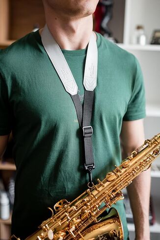 حزام الرقبة الساكسفون. حزام ساكس مبطن ناعم من الجلد الصناعي. طول قابل للتعديل ومريح لـ Alto Tenor Soprano Sax in Kuwait