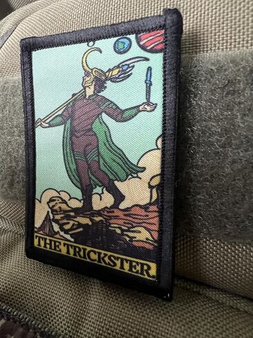 لوكي تصحيح بطاقة Trickster Tarot | تصحيح الروح المعنوية مضحكة من Redheheadtshirts | أحضر Loki الصوفي إلى ملحقات حامل اللوحات الخاصة بك ، والمعدات التكتيكية ، أو حقيبة الظهر أو قبعة | 2x3 التصحيح in Saudi Arabia