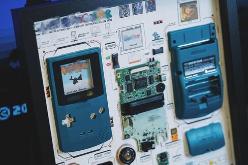 مؤطرة للدموع جدار الفن لألوان Gameboy - عرض وحدة التحكم باليد باليد - ديكور للألعاب الرجعية لعشاق اللعبة الكلاسيكية ، فن إطار جدار ، ديكور الجدران ، فن الجدار لـ GBC ، هدية له in Saudi Arabia