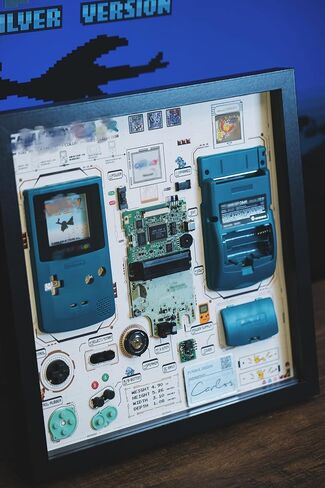مؤطرة للدموع جدار الفن لألوان Gameboy - عرض وحدة التحكم باليد باليد - ديكور للألعاب الرجعية لعشاق اللعبة الكلاسيكية ، فن إطار جدار ، ديكور الجدران ، فن الجدار لـ GBC ، هدية له in Saudi Arabia