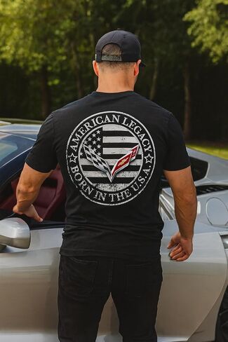 تي شيرت C7 Corvette للرجال بأكمام قصيرة - قميص بعلم الولايات المتحدة الأمريكية - من مجموعة American Legacy Collection - مرخص رسميًا من GM in Saudi Arabia