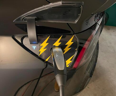 Tesla Model 3 / y شحن منفذ فينيل ملصق ملصق ملصق - صاعقة البرق (على الخلفية السوداء) in Kuwait