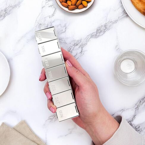 منظم حبوب منع الحمل Alto & Co Luxe لمدة 7 أيام-حالة حبوب منع الحمل الأسبوعية المعدنية للفيتامينات والمكملات الأنيقة. وظيفية. مصممة للعافية اليومية. (Silver Metallic) in Kuwait