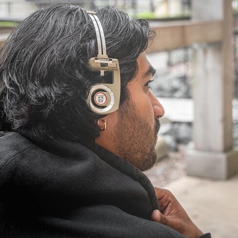 سماعات رأس Koss Porta Pro اللاسلكية 2.0 بلوتوث فوق الأذن، بطارية تدوم أكثر من 20 ساعة، شحن USB-C، ميكروفون، تمرير صوت تناظري، نمط قديم، أسود in Kuwait