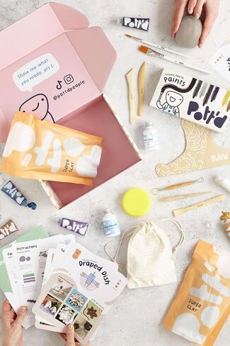 الطين الجاف بالهواء للبالغين. مجموعة الفخار المنزلية للمبتدئين للبالغين. مجموعة الأعمال اليدوية للبالغين. تشتمل المجموعة على: طين يجفف بالهواء للبالغين، وأدوات، ودهانات، وفرش، ومانع تسرب، وأدلة إرشادية in Kuwait